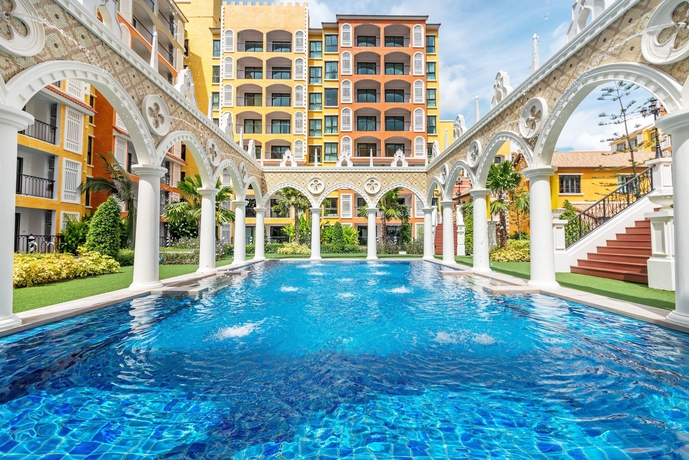 Imagen de la piscina del Apartamentos Venetian Apartment By Favstay. Foto 19