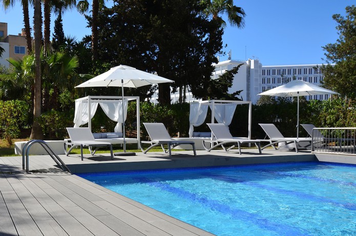 Imagen de la piscina del Apartamentos Vibra Tivoli. Foto 19