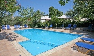 Imagen de la piscina del Apartamentos Villa Armonia. Foto 26