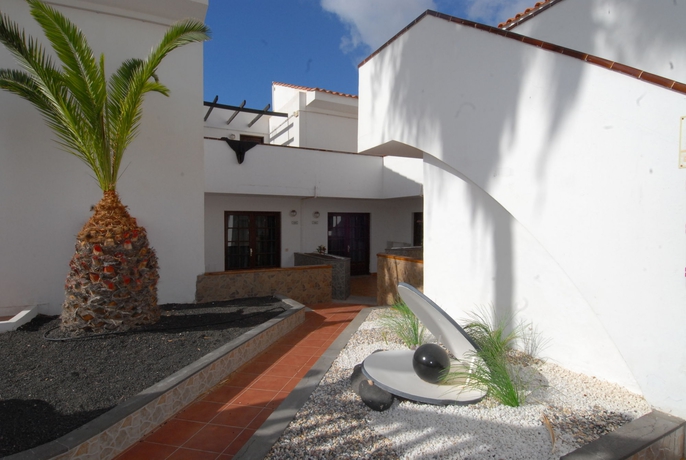 Imagen de los exteriores del Apartamentos Villa Florida, Costa Caleta. Foto 8
