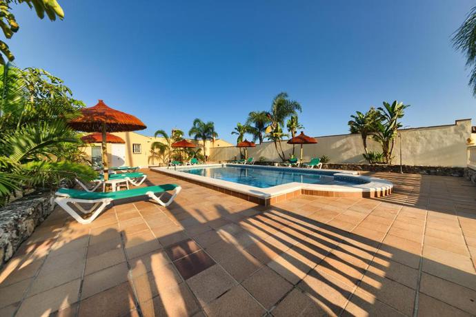 Imagen de la piscina del Apartamentos Villafaro Conil. Foto 9