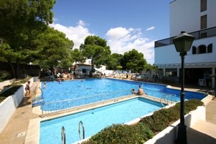 Imagen de la piscina del Apartamentos Village Cala Santanyi. Foto 9