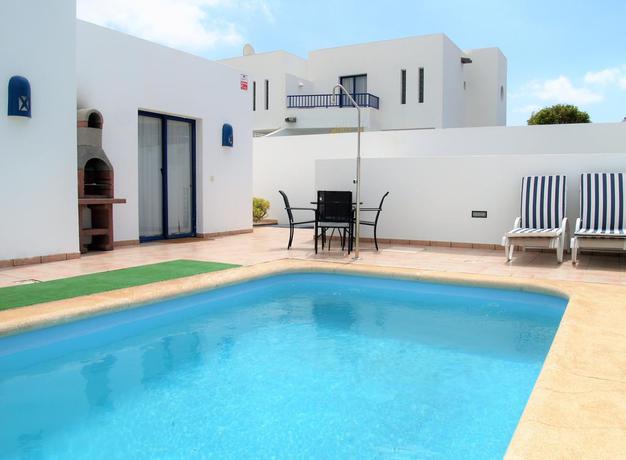 Imagen de la piscina del Apartamentos Villas Puerto Rubicon. Foto 14