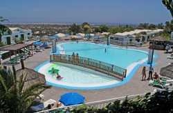 Imagen de la piscina del Apartamentos Vista Dorada. Foto 2