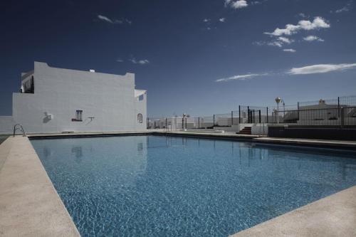 Imagen de la piscina del Apartamentos Vistamojacar. Foto 18