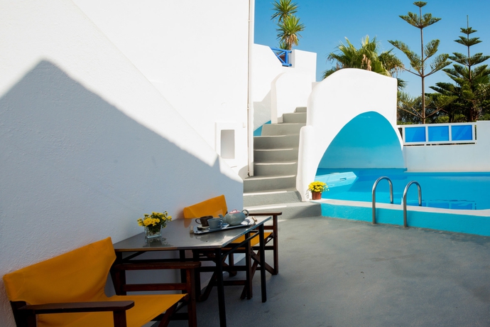 Imagen de la piscina del Apartamentos White Cave Villas. Foto 16