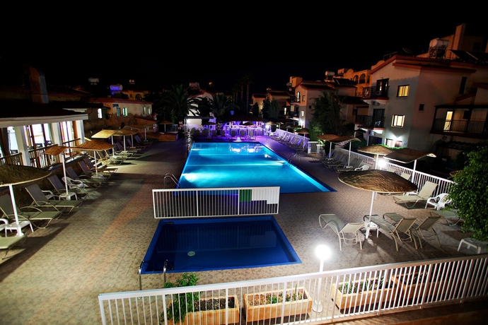 Imagen de la piscina del Apartamentos Windmills Hotel Apartments. Foto 12