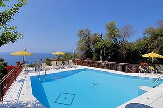 Imagen de la piscina del Apartamentos Yannis Kanali Studios. Foto 4