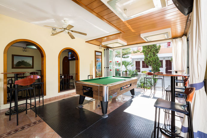 Imagen del bar/restaurante del Apartamentos ZODIAC, Bahia San Antonio. Foto 4
