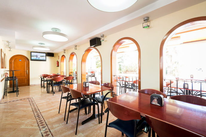 Imagen del bar/restaurante del Apartamentos ZODIAC, Bahia San Antonio. Foto 5