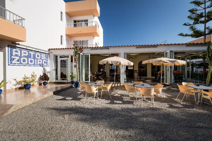 Imagen de los interiores del Apartamentos ZODIAC, Bahia San Antonio. Foto 19