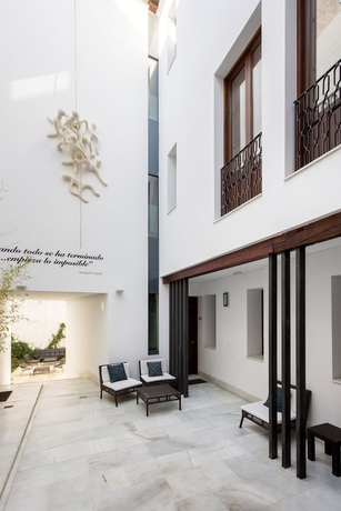 Imagen de los interiores del Apartamentos tuGuest Elvira Suite. Foto 18