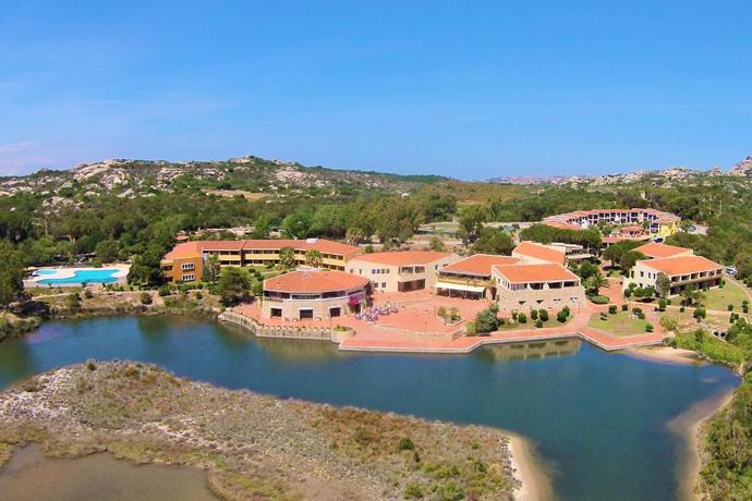 Imagen general del Aparthotel AHR Costa Serena Village. Foto 19