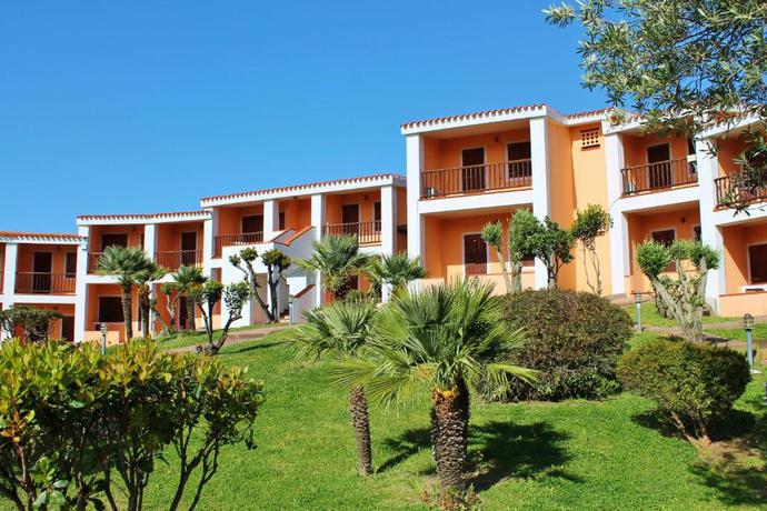 Imagen general del Aparthotel AHR Costa Serena Village. Foto 11