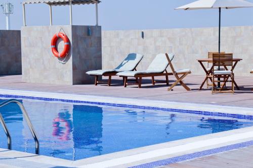 Imagen de la piscina del Aparthotel AL Fakhama Plaza. Foto 13