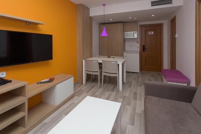 Imagen de la habitación del Aparthotel Acuasol. Foto 16