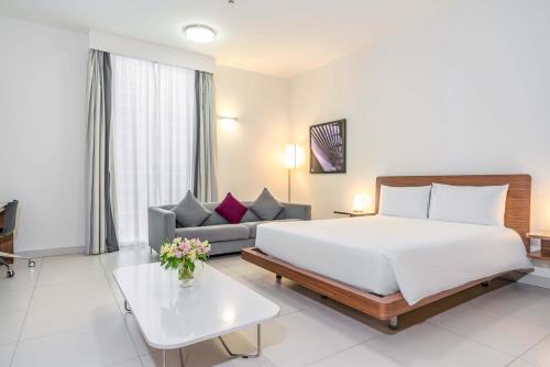 Imagen de la habitación del Aparthotel Adagio Abu Dhabi Al Bustan. Foto 15