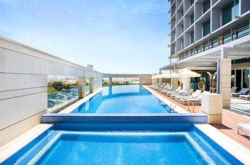 Imagen de la piscina del Aparthotel Adagio Abu Dhabi Al Bustan. Foto 20