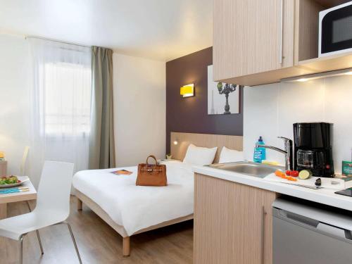 Imagen de la habitación del Aparthotel Adagio Access Paris Clichy. Foto 11