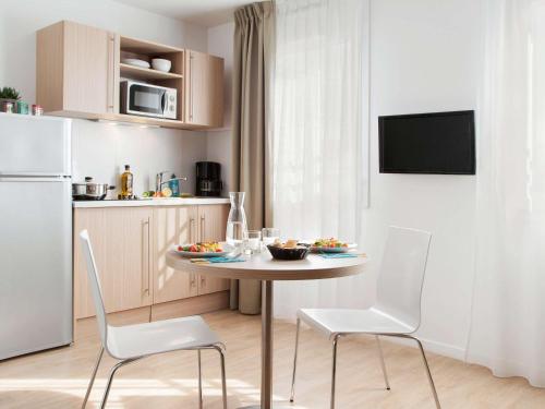 Imagen de la habitación del Aparthotel Adagio Access Paris Clichy. Foto 17