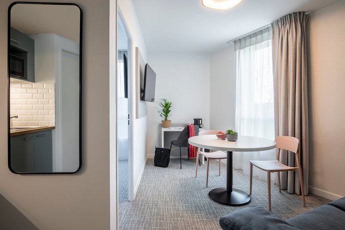 Imagen de la habitación del Aparthotel Adagio Access Paris Nanterre. Foto 3