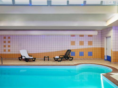 Imagen de la piscina del Aparthotel Adagio Access Poitiers. Foto 20