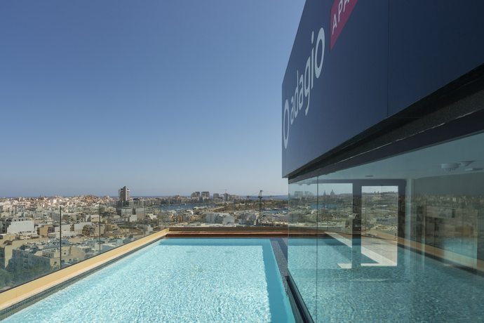 Imagen de la piscina del Aparthotel Adagio Malta Central. Foto 16