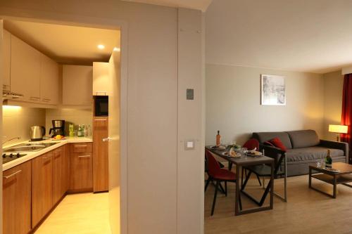 Imagen de la habitación del Aparthotel Adagio Original Thoiry Geneve. Foto 13