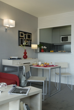 Imagen de los interiores del Aparthotel Adagio Paris Montrouge. Foto 14