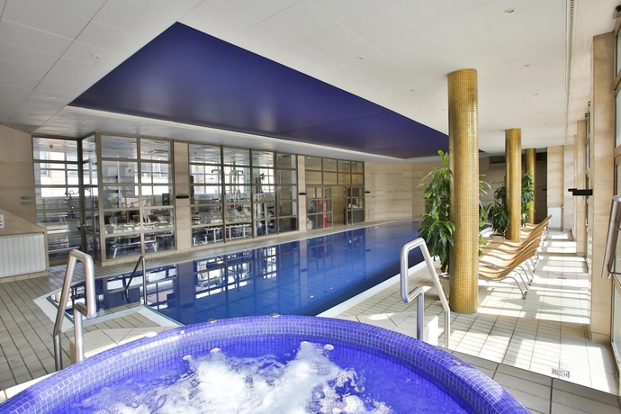 Imagen de la piscina del Aparthotel Adina Apartment Hotel Budapest. Foto 8