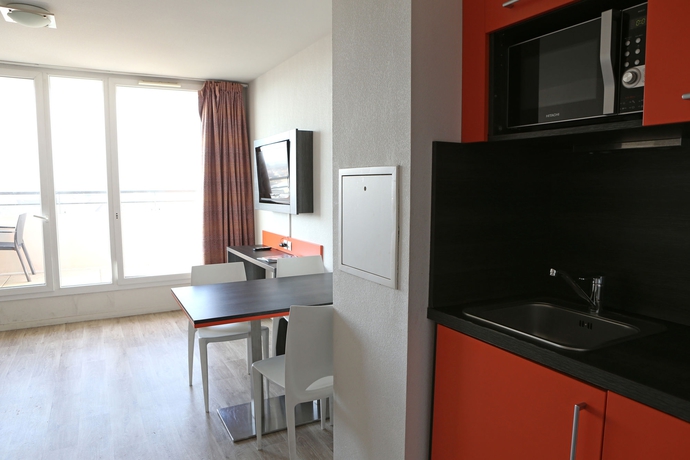 Imagen de la habitación del Aparthotel Adonis Paris Sud. Foto 7