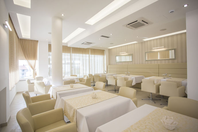 Imagen del bar/restaurante del Aparthotel Adrion. Foto 4