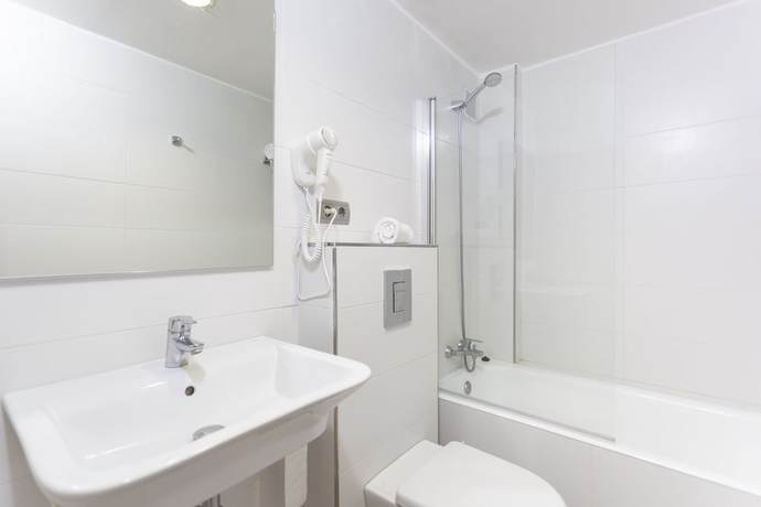 Imagen de la habitación del Aparthotel Africamar. Foto 8
