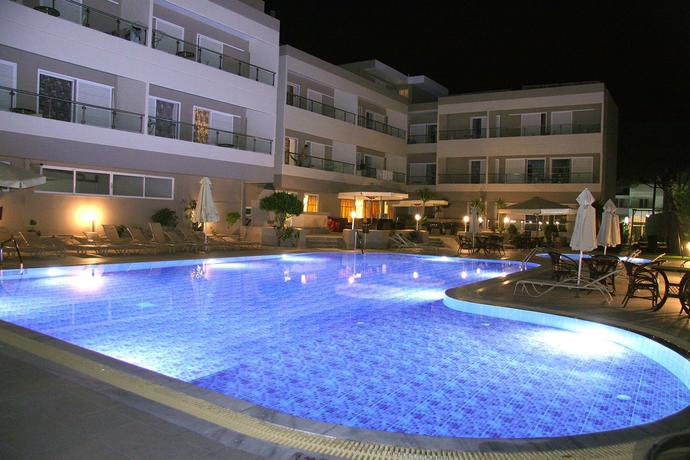 Imagen de la piscina del Aparthotel Agela Apartments. Foto 15