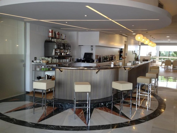 Imagen del bar/restaurante del Aparthotel Aguadulce. Foto 2