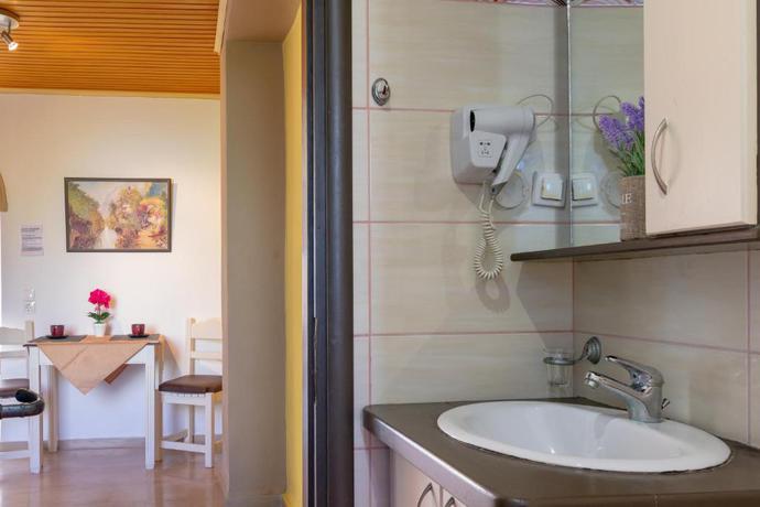 Imagen de los interiores del Aparthotel Akis Villa Studios and Apartments with Pool. Foto 9