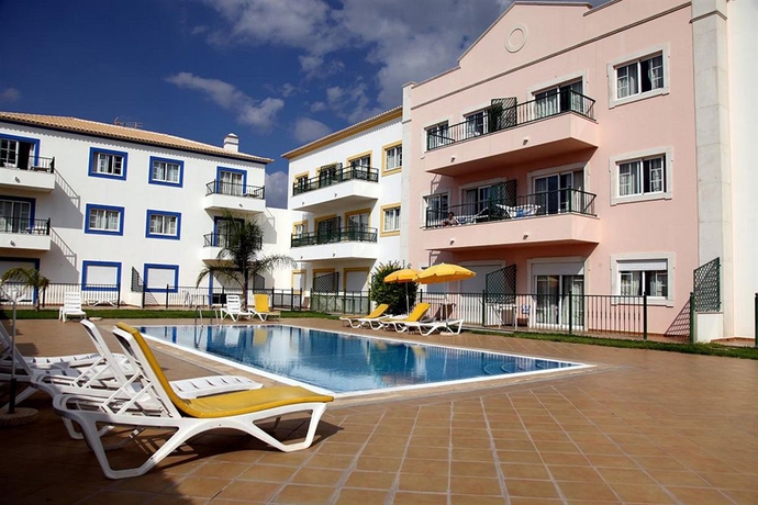 Imagen de la piscina del Aparthotel Alagoa Azul. Foto 8