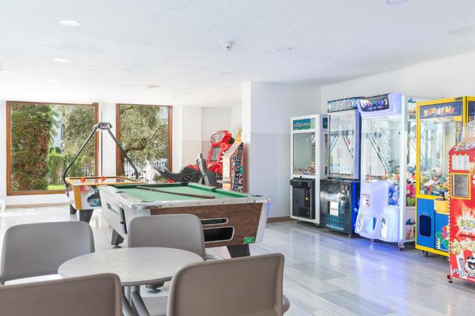 Imagen de los interiores del Aparthotel Alc&uacute;dia Beach. Foto 13