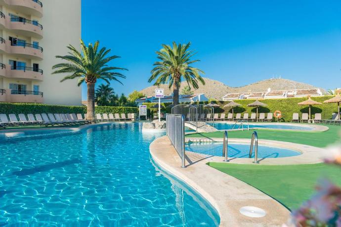 Imagen de la piscina del Aparthotel Alc&uacute;dia Beach. Foto 14