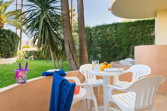 Imagen de los exteriores del Aparthotel Alc&uacute;dia Beach. Foto 11