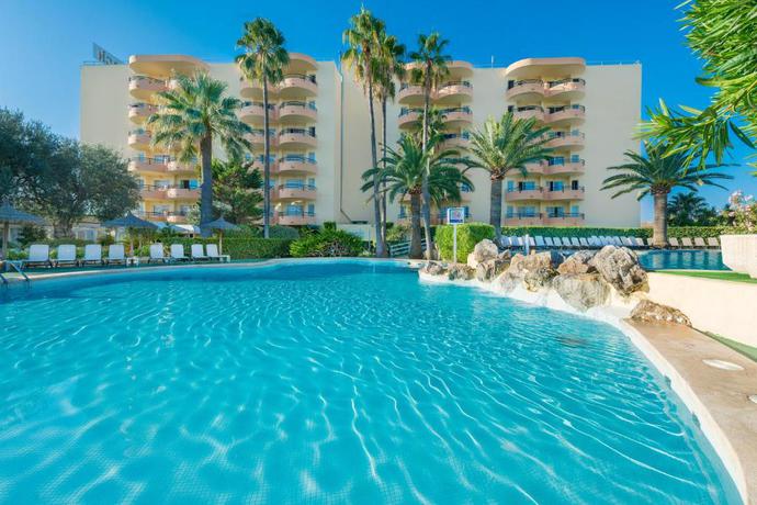 Imagen de la piscina del Aparthotel Alc&uacute;dia Beach. Foto 15