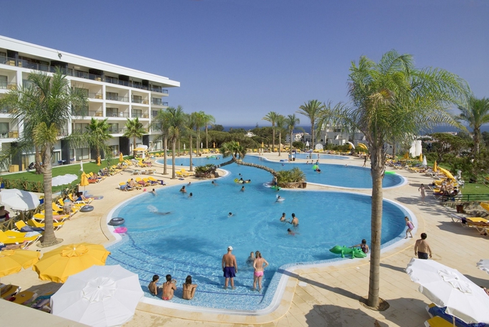 Imagen de la piscina del Aparthotel Alfagar Alto Da Colina. Foto 27