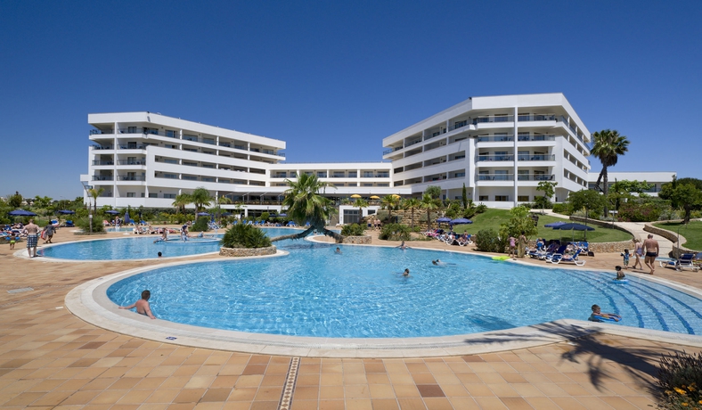 Imagen de la piscina del Aparthotel Alfagar. Foto 10