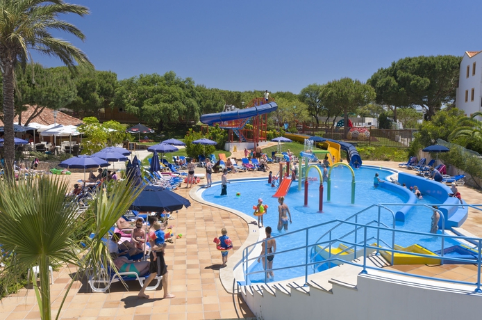 Imagen de la piscina del Aparthotel Alfagar. Foto 13
