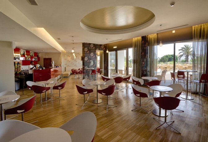 Imagen del bar/restaurante del Aparthotel Alfagar. Foto 4