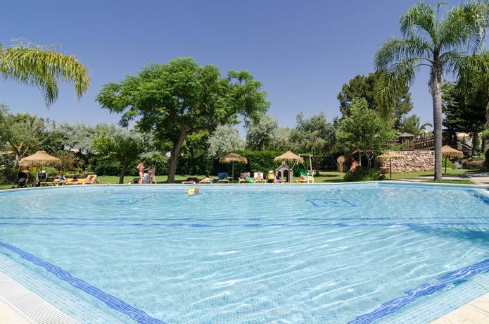 Imagen de la piscina del Aparthotel Alfagar Village. Foto 9