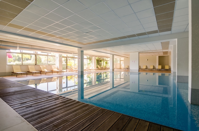 Imagen de la piscina del Aparthotel Alfagar Village. Foto 10
