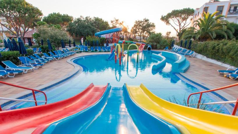 Imagen de la piscina del Aparthotel Alfagar Village. Foto 11