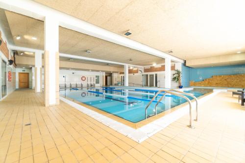 Imagen de la piscina del Aparthotel Alfas Oasis. Foto 15