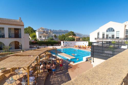 Imagen de la piscina del Aparthotel Alfas Oasis. Foto 16